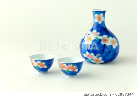 Cherry blossom paintings and sake bottles Cherry blossom paintings and sake bottles 62997344