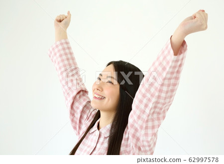 Image of a woman who gets up in the morning 62997578