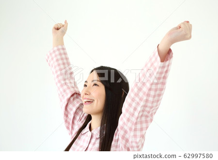 Image of a woman who gets up in the morning 62997580