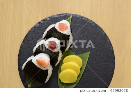 Bird's-eye view of rice balls 62998038