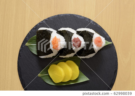 Bird's-eye view of rice balls 62998039
