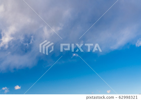 Blue sky on a wintery windy day Blue sky on a wintery windy day 62998321