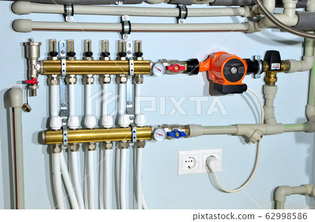 Pump with a thermometer for a water underfloor heating system at home 62998586