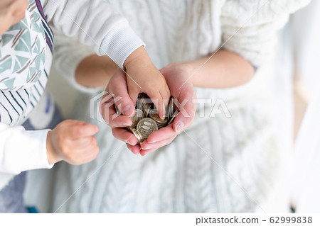 Savings Child Parent 500 yen coin 62999838