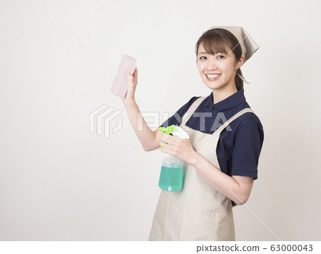 用海綿和清潔劑清洗女工的房子 63000043