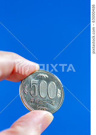 500 yen coin blue sky copy space 500 yen coin blue sky copy space 63000486