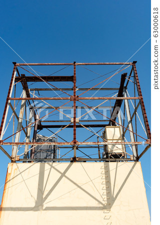 藍天和塔 藍天和塔 63000618