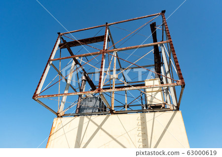 藍天和塔 63000619