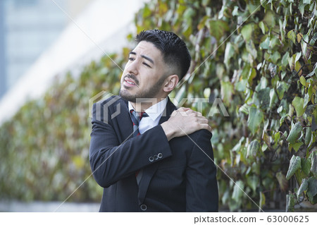 商人苦惱肩膀僵硬 63000625