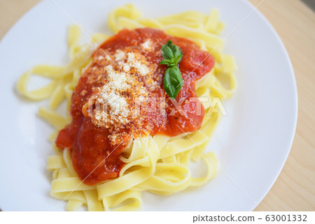Fettuccine fettuccine tomato sauce basil raw pasta flour 63001332