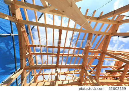 新建築獨立式住宅高層建築工地在晴朗的一天 63002869