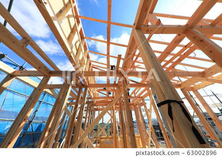 新建築獨立式住宅高層建築工地在晴朗的一天 63002896
