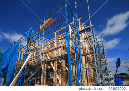 新建築獨立式住宅高層建築工地在晴朗的一天 63002902