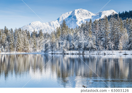 Idyllic winter wonderland with mountain lake in the Alps 63003126