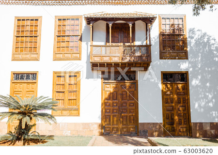 Street view with ancient houses in La Laguna 63003620