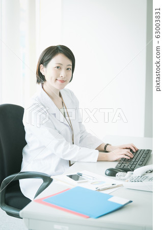 白大褂的女人伏案工作 63003831