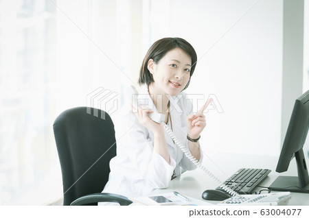 白大褂的女人伏案工作 白大褂的女人伏案工作 63004077
