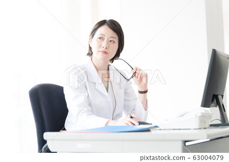 白大褂的女人伏案工作 白大褂的女人伏案工作 63004079