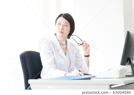 白大褂的女人伏案工作 白大褂的女人伏案工作 63004080