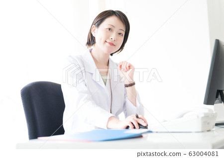 白大褂的女人伏案工作 白大褂的女人伏案工作 63004081