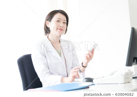 白大褂的女人伏案工作 白大褂的女人伏案工作 63004082