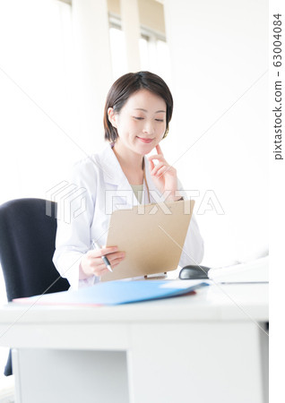 白大褂的女人伏案工作 白大褂的女人伏案工作 63004084