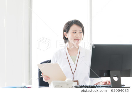 白大褂的女人伏案工作 白大褂的女人伏案工作 63004085