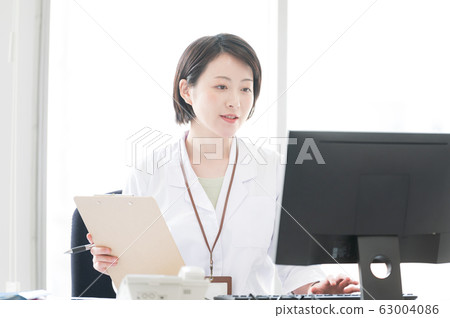 白大褂的女人伏案工作 白大褂的女人伏案工作 63004086