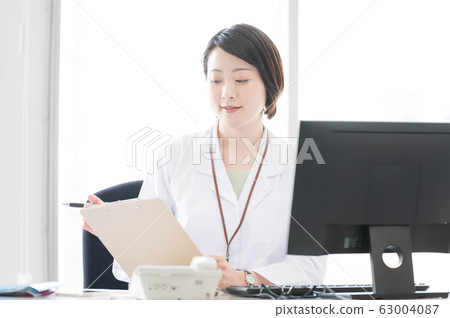 白大褂的女人伏案工作 白大褂的女人伏案工作 63004087