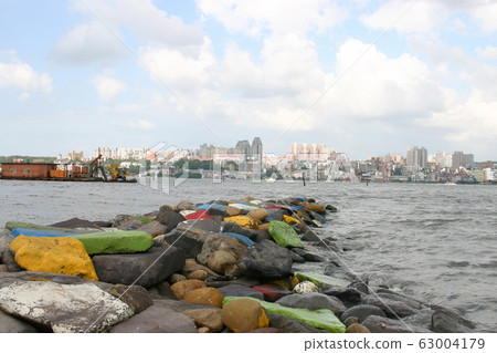 Colorful rocks and cityscape of Taipei 63004179
