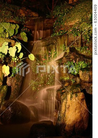 Night exterior view of the Hu Yuan Exercutthe Club Night exterior view of the Hu Yuan Exercutthe Club 63004409