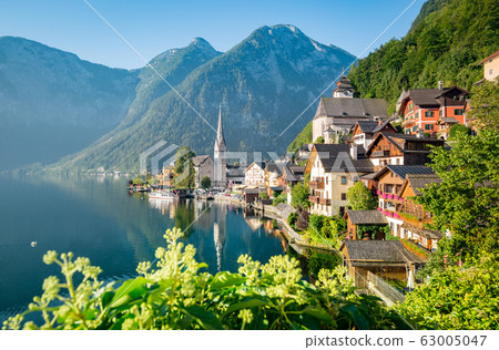Classic view of Hallstatt in summer, Austria 63005047