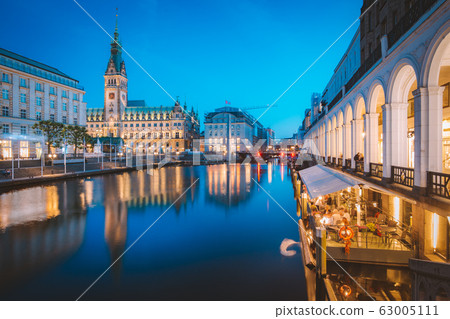 Hamburg skyline with city hall at twilight, Germany 63005111