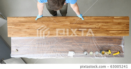 Woodworker varnishes wood sheets, beautiful color Woodworker varnishes wood sheets, beautiful color 63005241