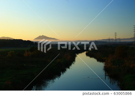 Mount Tsukuba in the evening shrouded in mist, the Koisegawa River, and the gradation of the sky Mount Tsukuba in the evening shrouded in mist, the Koisegawa River, and the gradation of the sky 63005866