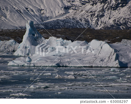 An ice floe drifts in the glacier lagoon 63008297
