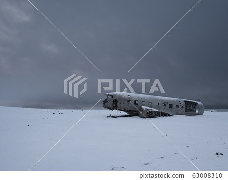 A stripped-down plane wreck from the side 63008310