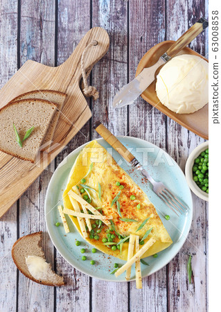 Green peas omelet with hard cheese and rye bread 63008858