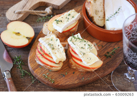 Appetizer. Apples and Camembert cheese bread toasts Appetizer. Apples and Camembert cheese bread toasts 63009263