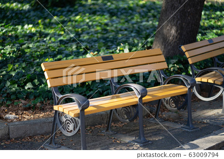 Park bench <Hibiya Park, Chiyoda-ku, Tokyo @ January 2020> 63009794