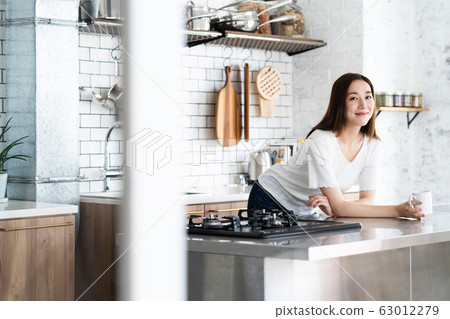 女士廚房年輕生活方式休閒 63012279