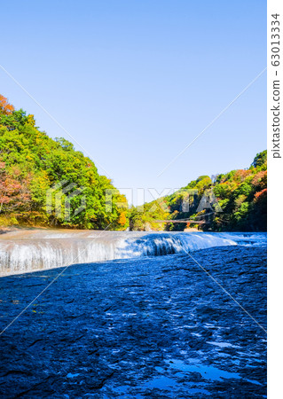 Fukiware Falls (Early Autumn) 63013334