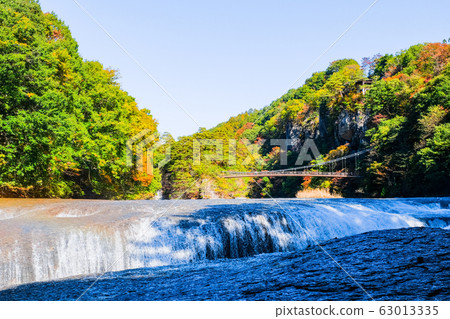 Fukiware Falls (Early Autumn) 63013335