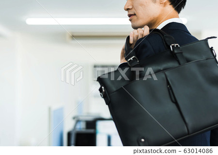 Young businessman (office, suit, business bag) 63014086