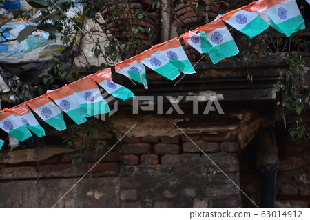 加爾各答,印度老街道和住所垂懸懸而未決的許多印地安旗子視域印地安假日。 加爾各答,印度老街道和住所垂懸懸而未決的許多印地安旗子視域印地安假日。 63014912