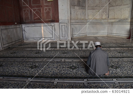 Muslim man praying in prayer room at Jamah Masjid in Delhi, Mosque, Delhi, India Muslim man praying in prayer room at Jamah Masjid in Delhi, Mosque, Delhi, India 63014921