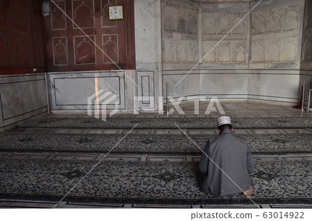 Muslim man praying in prayer room at Jamah Masjid in Delhi, Mosque, Delhi, India 63014922