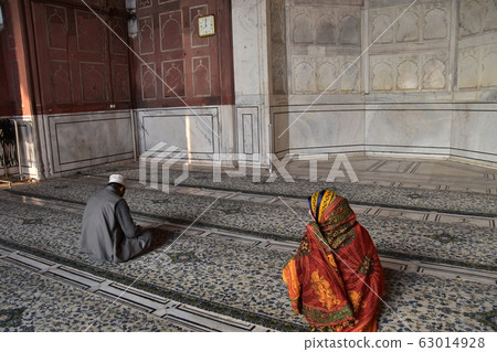 Muslim men and women praying in the prayer room at Delhi India's Mosque Jamah Masjid 63014928