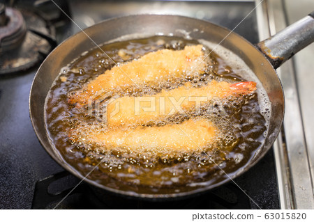 Fried shrimp in oil 63015820