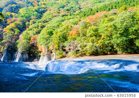 Fukiware Falls (Early Autumn) 63015958